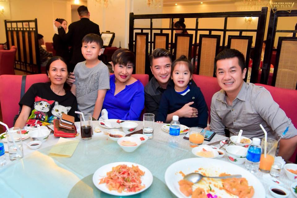 dam vinh hung to chuc sinh nhat cho me (3) 3