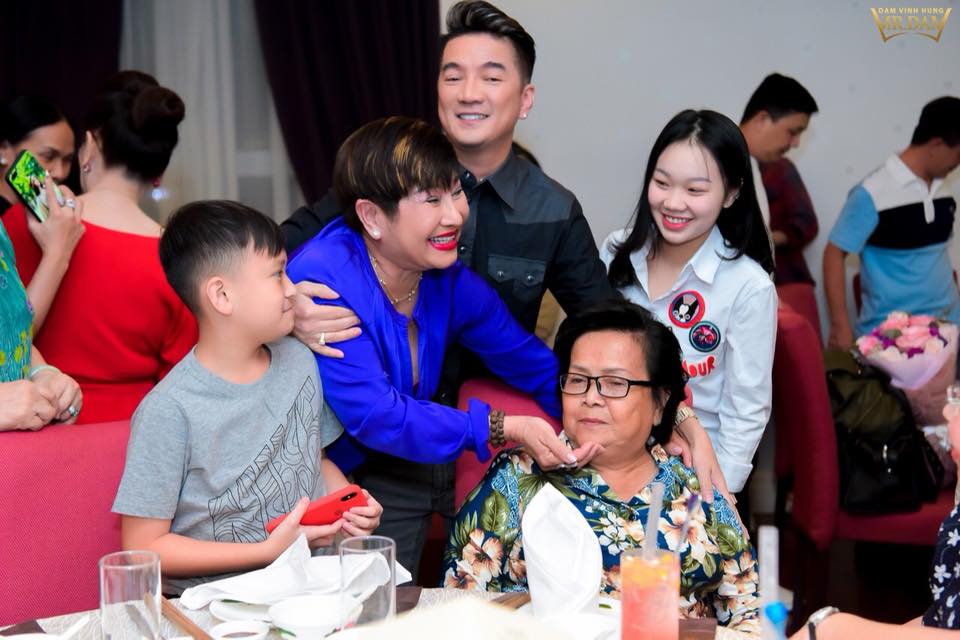 dam vinh hung to chuc sinh nhat cho me (5) 5