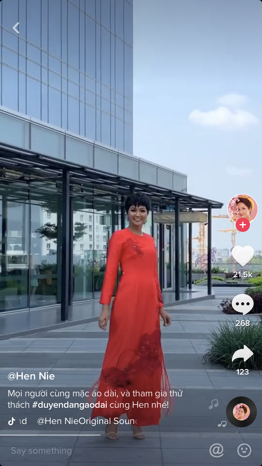 hhen nie mac ao dai (1)