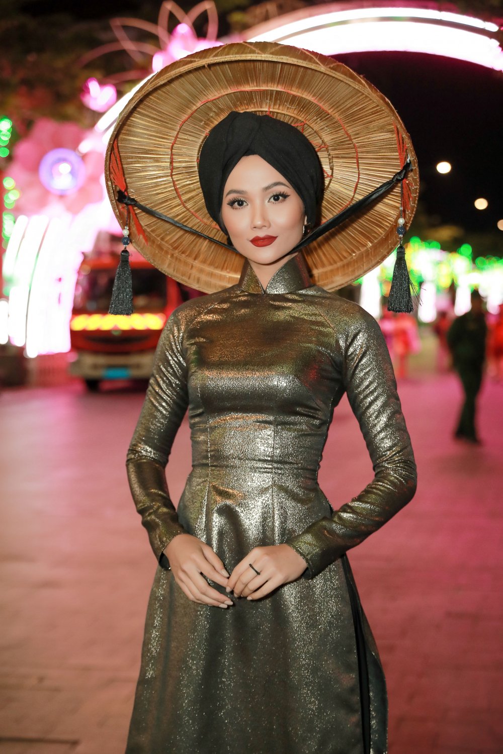 hhen nie mac ao dai (5) 6