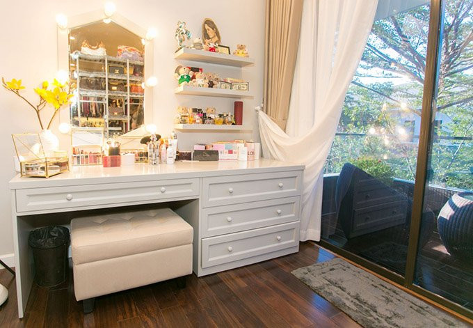 Bàn trang điểm của cô bày nhiều đồ lưu niệm xinh xắn do các fan tặng. Từ nơi này Nhật Kim Anh có thể mở cửa kính ra ngoài ngồi hóng mát và ngắm cảnh thiên nhiên trong lành.
