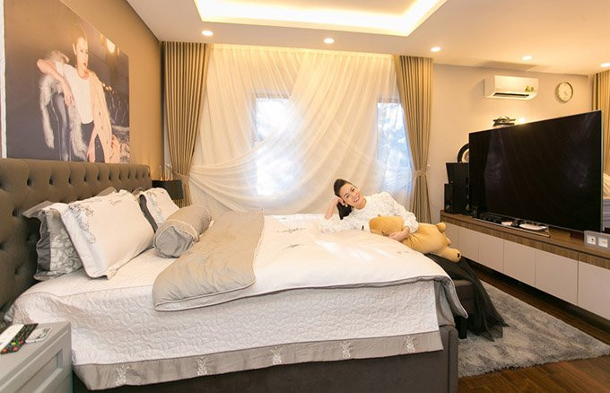 Người đẹp sắm tivi cỡ lớn để nằm xem phim khi rảnh rỗi.