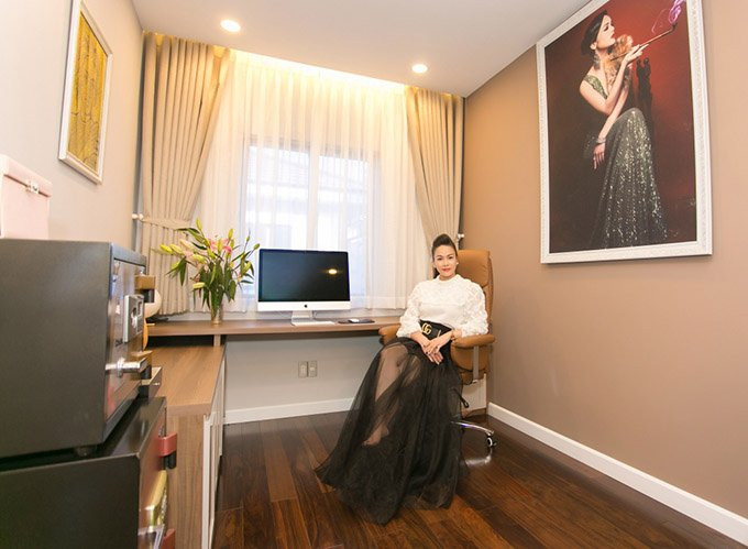 Phòng làm việc thiết kế đơn giản, tiện dụng. Cô đặt 2 két sắt trong nhà để đựng giấy tờ, tiền bạc và những vật dụng quan trọng, quý giá.