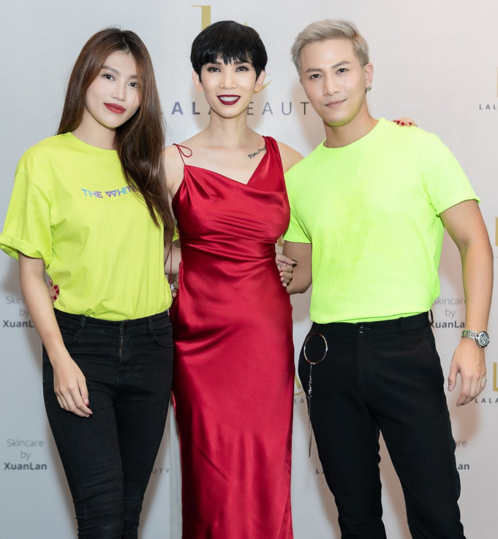 Che Chau - Mai Tien Dung dien ao cap den chuc mung Xuan Lan - Photo by Thien An