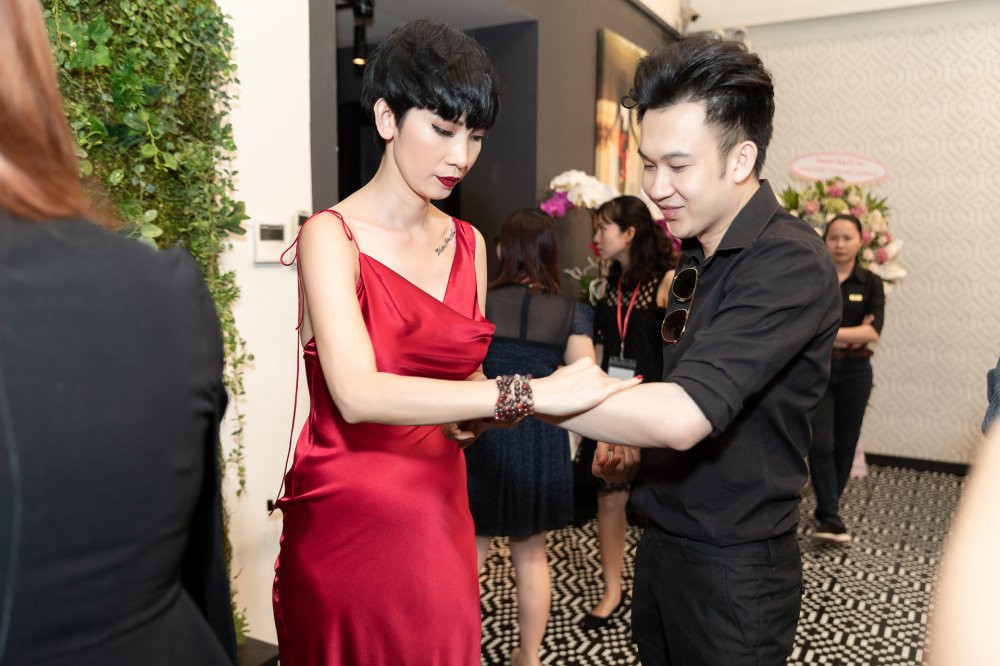 Xuan Lan cung Duong Trieu Vu trai nghiem san pham Lala Beauty - Photo by Thien An 7