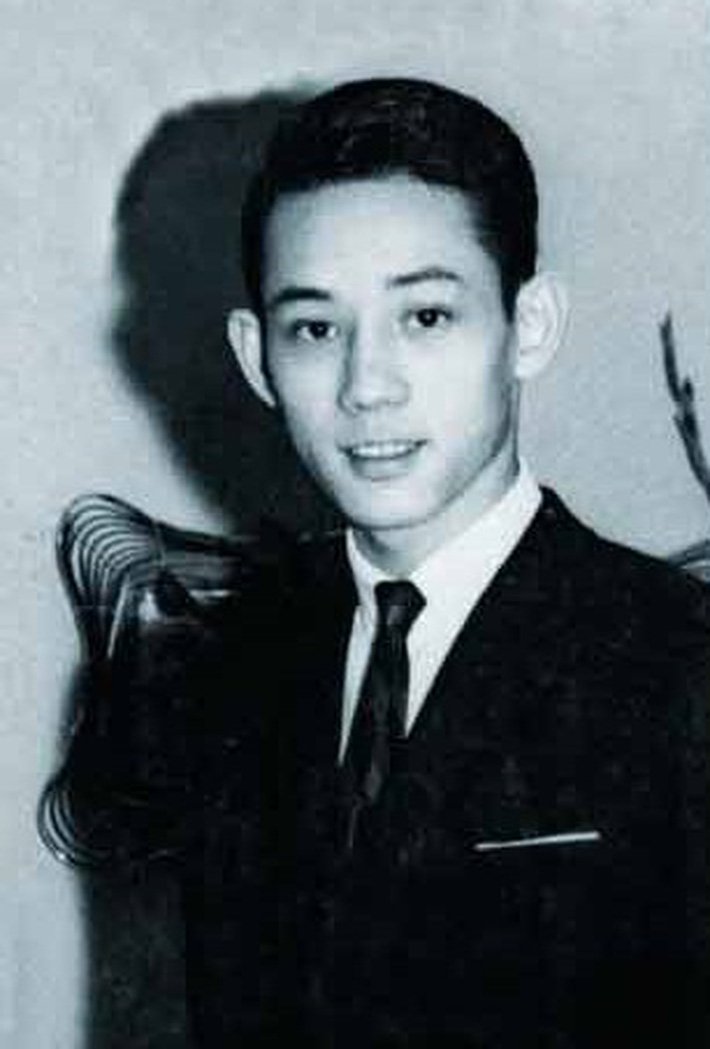 Ông trùm Hong Kong thao túng cả showbiz vẫn nể sợ, quỳ gối van xin vợ vì ngoại tình - Ảnh 1.
