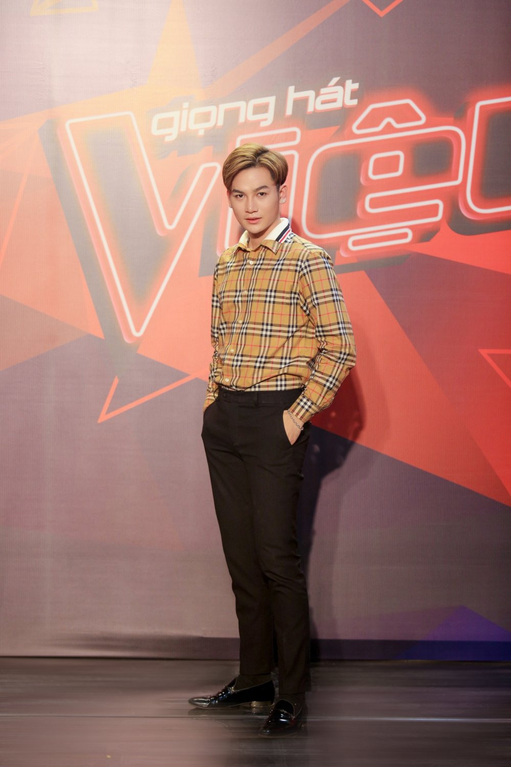 ali hoang duong lam mc giong hat (1)