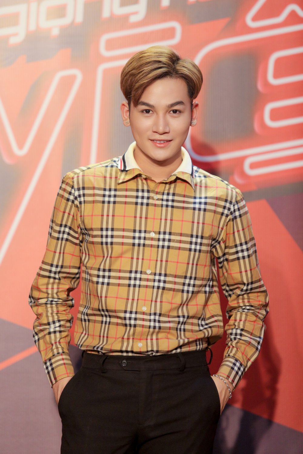 ali hoang duong lam mc giong hat (2)