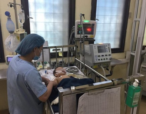 be-gai-bi-thanh-sat-xuyen-thung-ama-trai