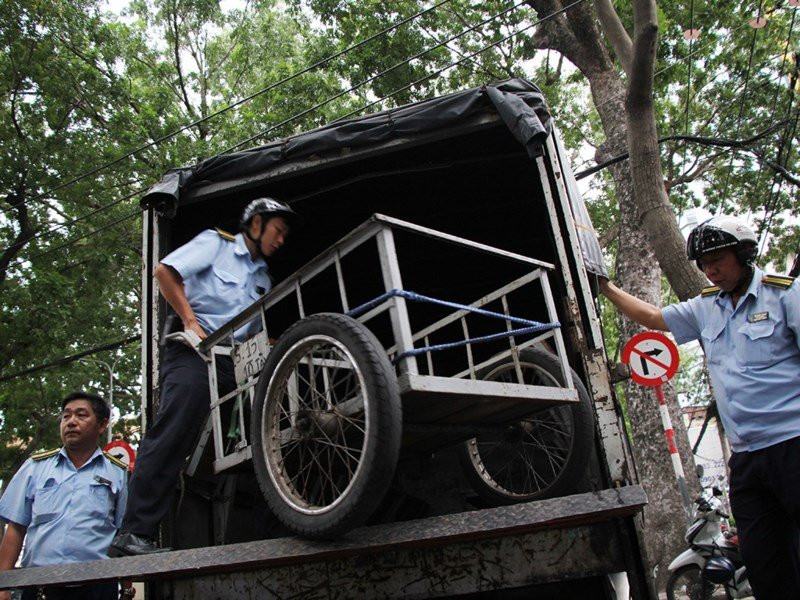 cac-phuong-tien-lan-via-he-bi-dua-ve-tru-so_zeaa