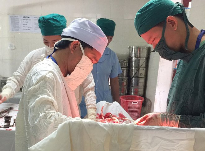 Hà Tĩnh: Phẫu thuật lấy thai cho sản phụ có khối u xơ tử cung nặng 2,8kg - Ảnh 1.