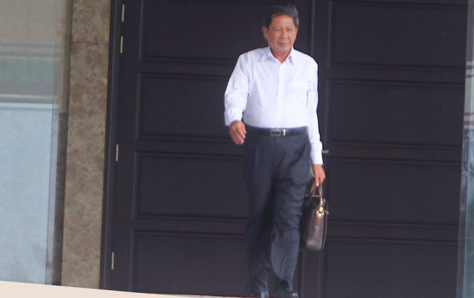 Lãnh đạo Ủy ban Kiểm tra trung ương bước ra khỏi phòng họp triển khai kết luận về các sai phạm tại Ban Chỉ đạo Tây Nam bộ chiều 22-8 - Ảnh: CHÍ QUỐC