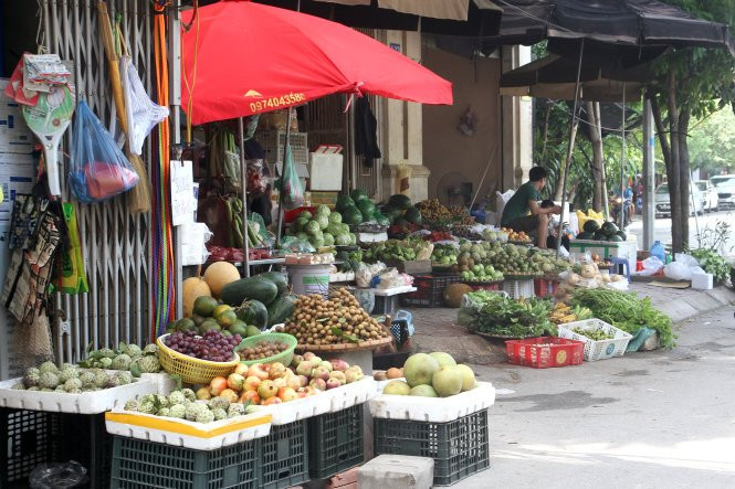 Một cửa hàng hoa qua trên phố Trung Kính, quận Cầu Giấy, Hà Nội - ẢNH: Lâm Hoài