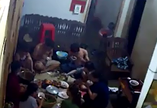 Clip: Bình gas mini phát nổ giữa 8 người đang ăn - Ảnh 1.