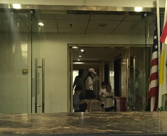 Anh de Trung Quoc kho vi canh vo ngoai tinh, kho duoc gap con hinh anh 1