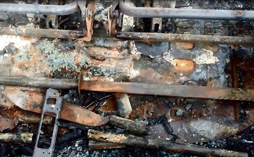 Một thanh kiếm được tìm thấy trong xe Innova bị đốt cháy. Ảnh: Tuy PHước