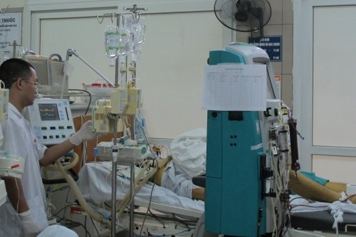 chang-trai-bi-ngo-doc-sau-khi-uong-19-vien-paracetamol-ha-sot