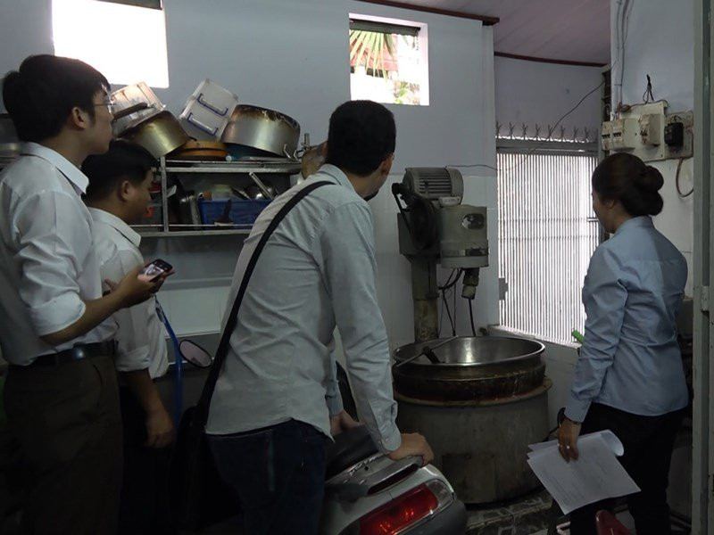 Một cơ sở sản xuất bánh trung thu bị xử phạt tại TP.HCM - ảnh 2