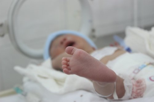 Bé trai chào đời ở tuần thai 30 yếu ớt cũng ra đi khi trái tim của người mẹ bệnh tim bẩm sinh ngừng đập sau vài giờ vượt cạn. Ảnh minh hoạ: Lê Phương.