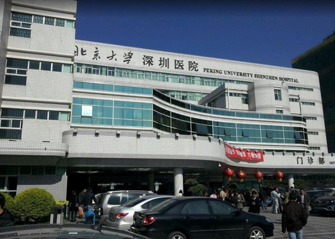 Thai nhi dap rach tu cung me, tho chan ra ngoai tui oi hinh anh 1