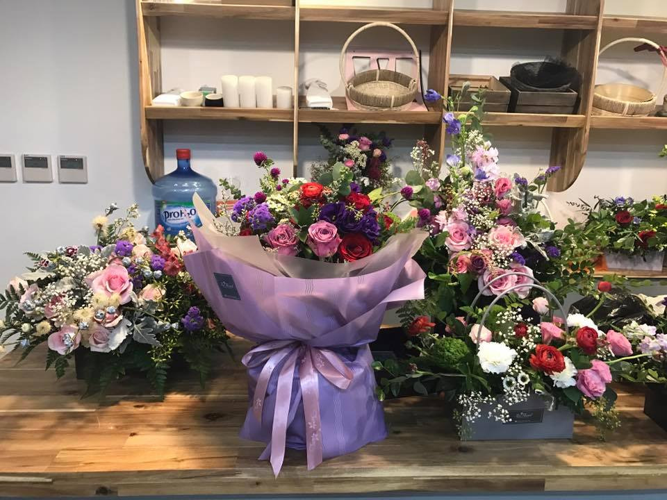 quà tặng 20/10,ngày phụ nữ Việt Nam,quà tặng ngày phụ nữ việt nam,hoa tươi,giỏ quà,iphone,đồng hồ