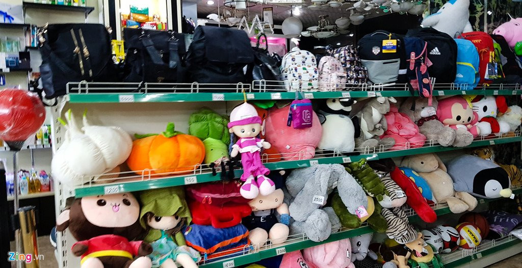 Bia Sai Gon, ao Adidas, keo Meiji trong cua hang o Trieu Tien hinh anh 11