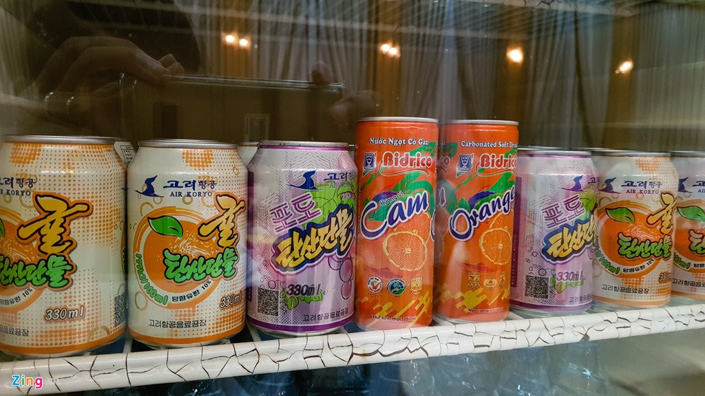 Bia Sai Gon, ao Adidas, keo Meiji trong cua hang o Trieu Tien hinh anh 14