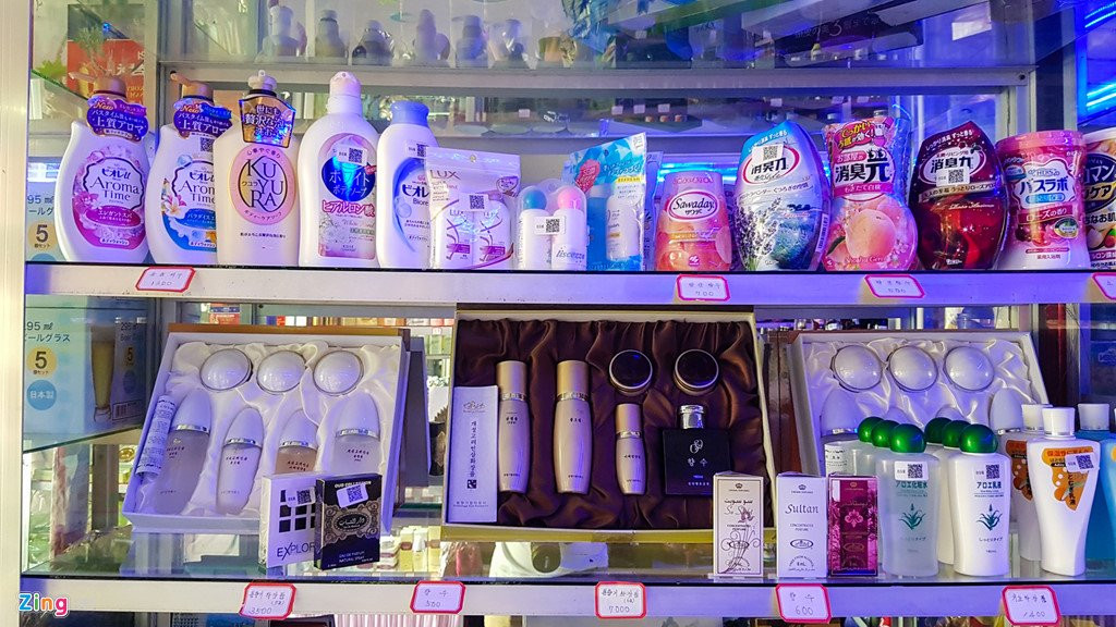 Bia Sai Gon, ao Adidas, keo Meiji trong cua hang o Trieu Tien hinh anh 15