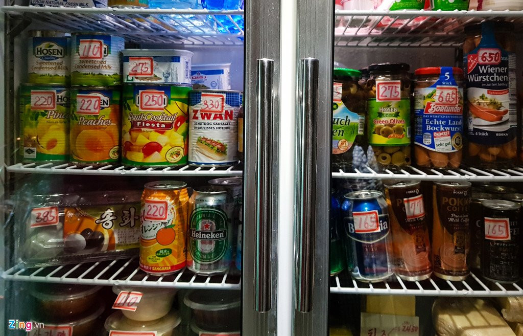 Bia Sai Gon, ao Adidas, keo Meiji trong cua hang o Trieu Tien hinh anh 18