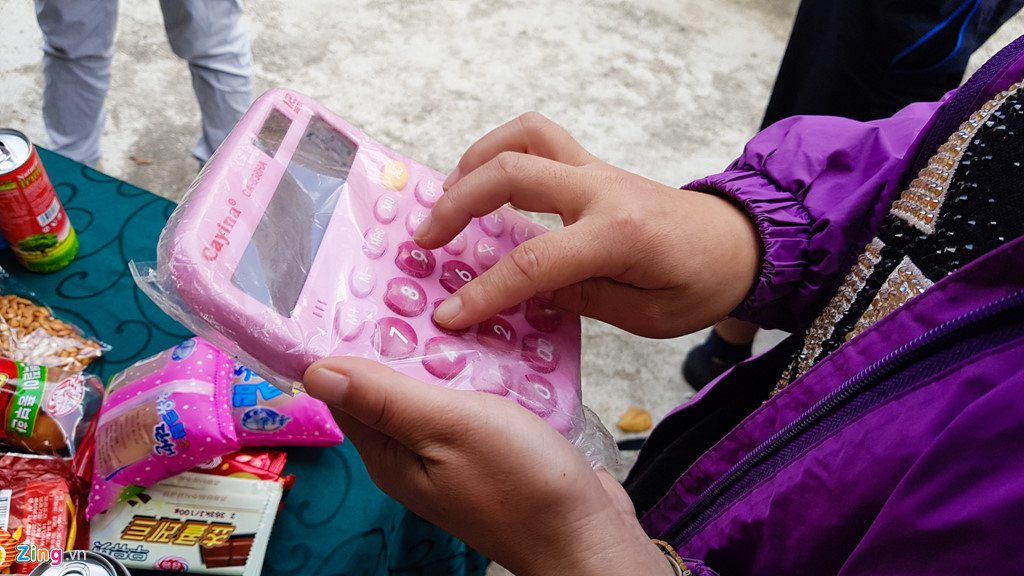 Bia Sai Gon, ao Adidas, keo Meiji trong cua hang o Trieu Tien hinh anh 22