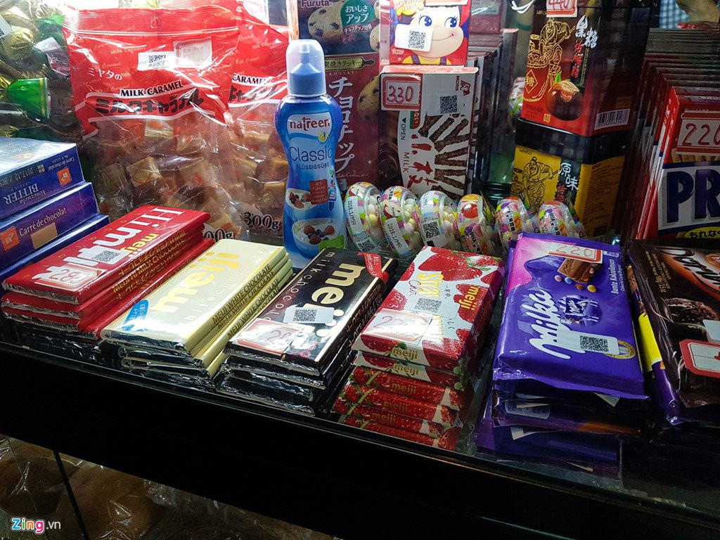 Bia Sai Gon, ao Adidas, keo Meiji trong cua hang o Trieu Tien hinh anh 4