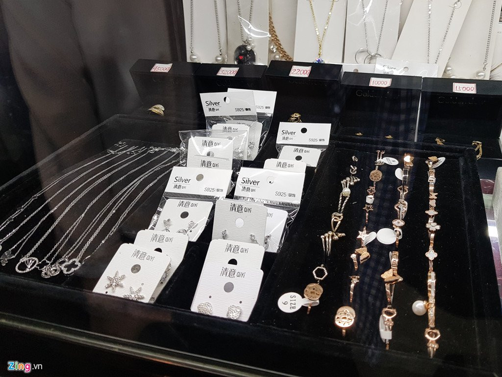 Bia Sai Gon, ao Adidas, keo Meiji trong cua hang o Trieu Tien hinh anh 5