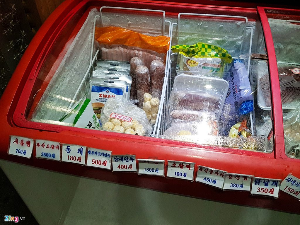 Bia Sai Gon, ao Adidas, keo Meiji trong cua hang o Trieu Tien hinh anh 6