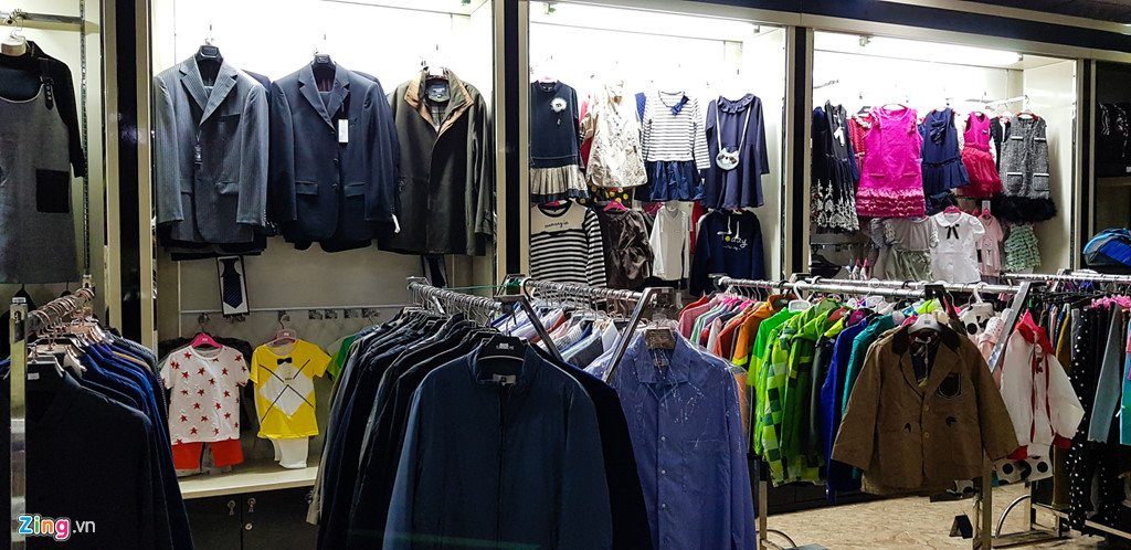 Bia Sai Gon, ao Adidas, keo Meiji trong cua hang o Trieu Tien hinh anh 9