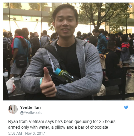 Người Việt xếp hàng mua iPhone X ở Singapore: Cầm hơi bằng socola, chen lấn đến ngạt thở - Ảnh 1.
