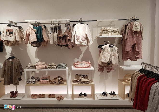 Zara Ha Noi dong khach den khuya trong dem dau giam gia 25% hinh anh 3