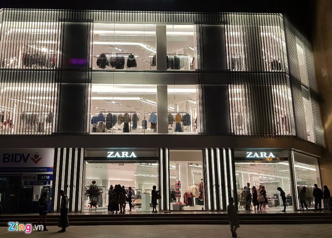 Zara Ha Noi dong khach den khuya trong dem dau giam gia 25% hinh anh 1