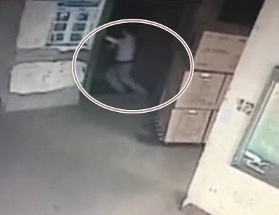 Nguoi dan ong chan thuong so nao vi vao thang may khong cabin hinh anh 1