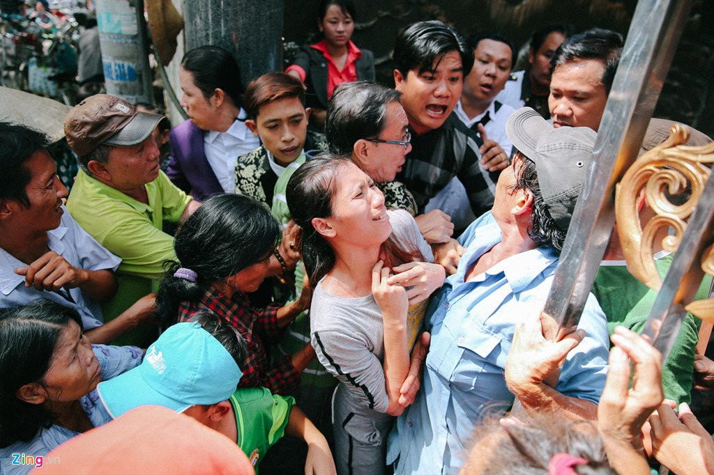 Nguoi dan khoc loc, chen lan de nhan gao, tien o biet thu cua Ngoc Son hinh anh 3