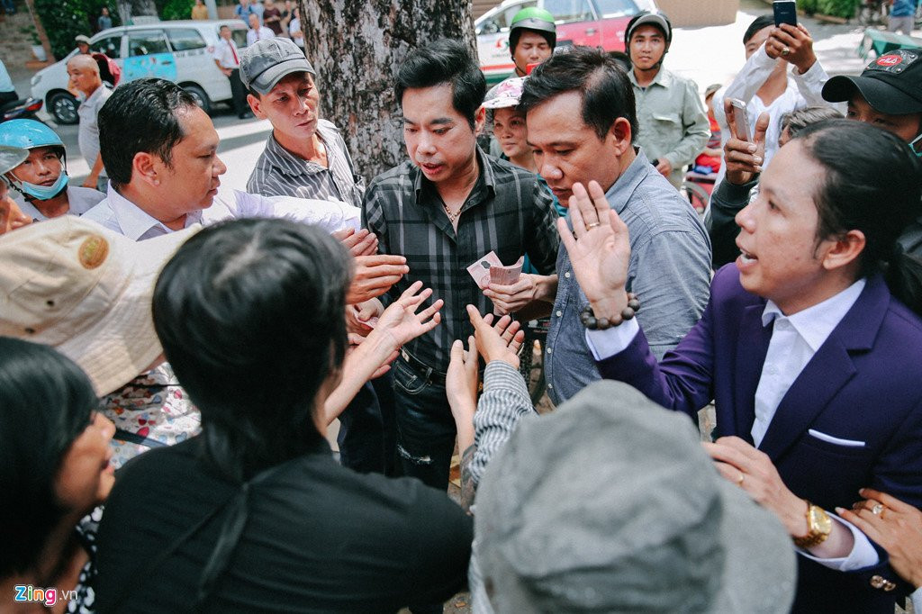 Nguoi dan khoc loc, chen lan de nhan gao, tien o biet thu cua Ngoc Son hinh anh 4