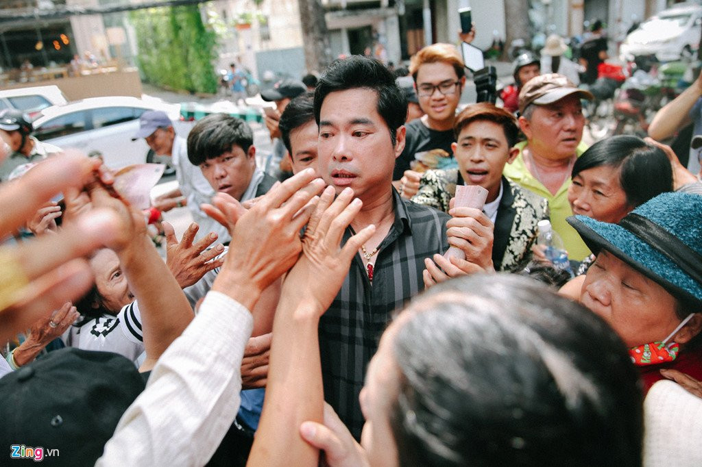 Nguoi dan khoc loc, chen lan de nhan gao, tien o biet thu cua Ngoc Son hinh anh 5