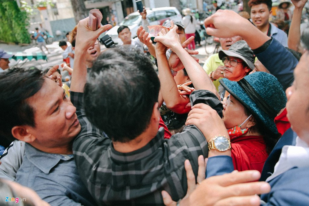 Nguoi dan khoc loc, chen lan de nhan gao, tien o biet thu cua Ngoc Son hinh anh 6