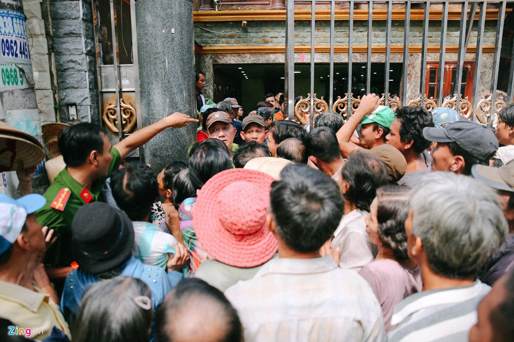 Nguoi dan khoc loc, chen lan de nhan gao, tien o biet thu cua Ngoc Son hinh anh 2