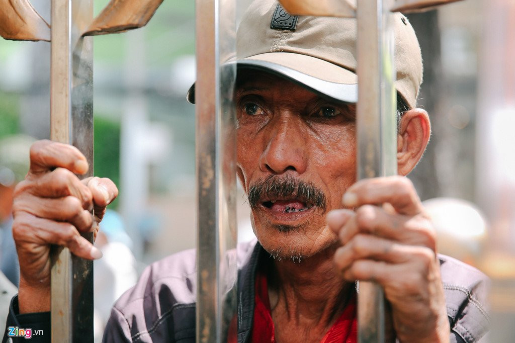 Nguoi dan khoc loc, chen lan de nhan gao, tien o biet thu cua Ngoc Son hinh anh 9