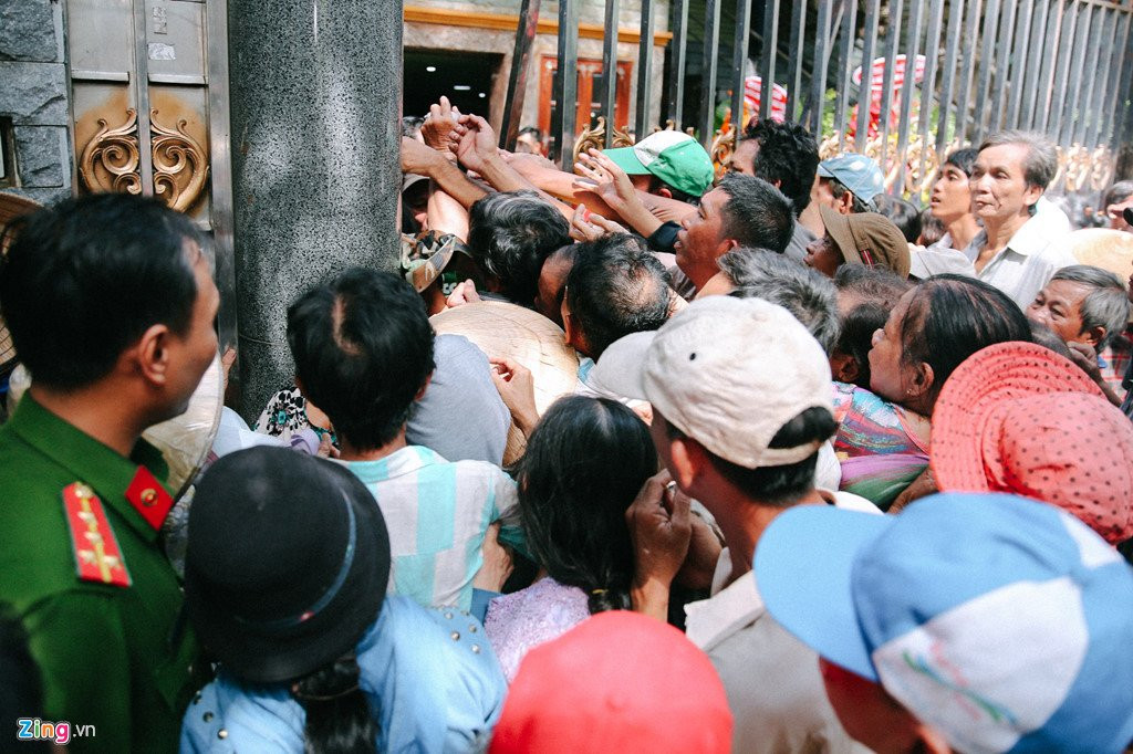Nguoi dan khoc loc, chen lan de nhan gao, tien o biet thu cua Ngoc Son hinh anh 7