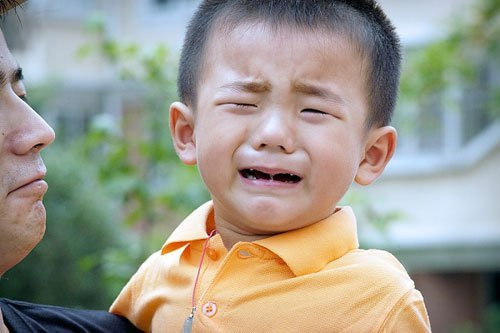 7 cach de be khong om khi di nha tre hinh anh 1