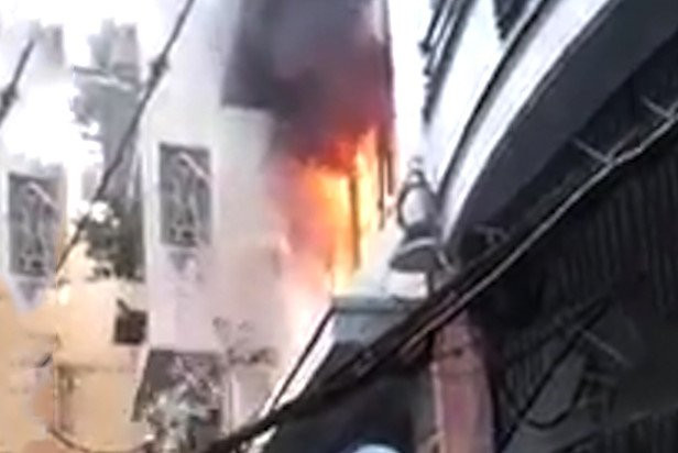 Cuu nguoi phu nu ngoai quoc ket trong dam chay o pho Bui Vien hinh anh 1