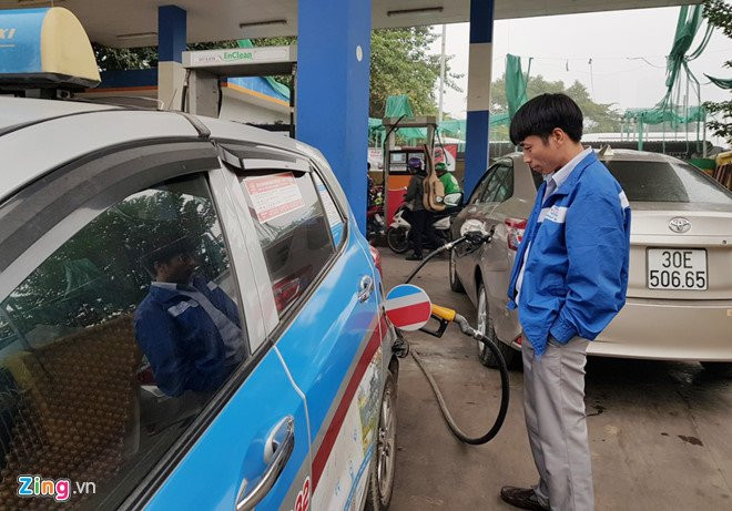 ‘Co khach hang den to tieng va yeu cau hut xang E5 ra’ hinh anh 2