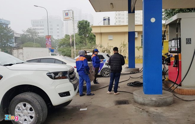 ‘Co khach hang den to tieng va yeu cau hut xang E5 ra’ hinh anh 1