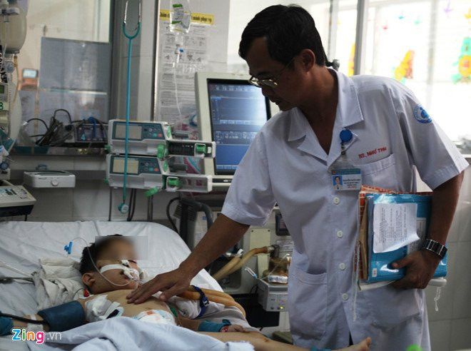 Bac si am anh khi cap cuu cho hai be trai bi cho nha tan cong hinh anh 2